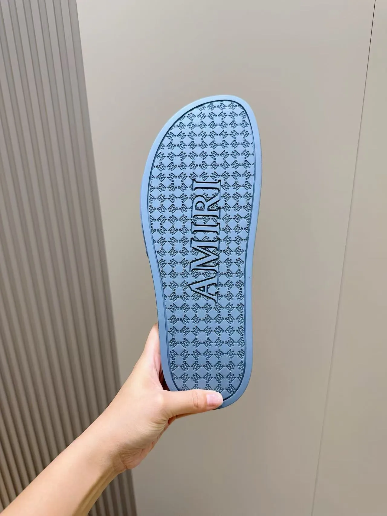 [AMIRI* Emil] P: 300💰 Size: 39-45 Official website new original 1:1 AMIRI* Emil classic men's slippers, high-end boutique, original material, TPU upper, foam bottom, fine workmanship, casual, loose and comfortable, a must-have in summer.